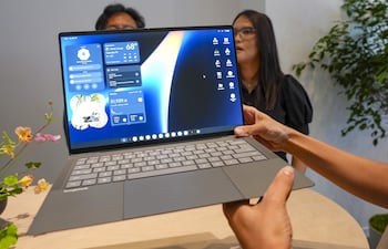 Fotografía del 15 septiembre de 2026 que muestra a una persona sosteniendo el Googlebook durante su presentación en Nueva York (Estados Unidos).