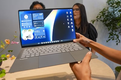Fotografía del 15 septiembre de 2026 que muestra a una persona sosteniendo el Googlebook durante su presentación en Nueva York (Estados Unidos).