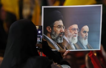 Los rostros de los tres ayatolás desde la fundación de la República Islámica: el actual líder supremo, Mojtaba Jamenei; Ali Khamenei (centro,murió en febrero bajo ataque israelí), y el primera ayatolá y fundador de revolución islámica, Ruhollah Jomeini.