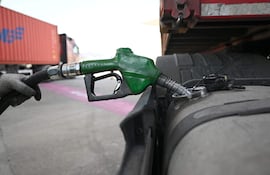 El brent cae casi un 11 % a menos de 100 dólares ante posible desescalada en Oriente Medio