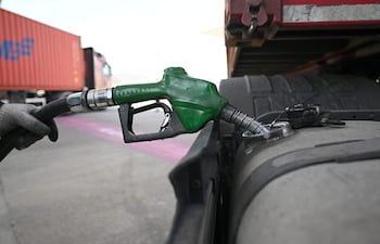 El brent cae casi un 11 % a menos de 100 dólares ante posible desescalada en Oriente Medio