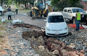 Vehículo caído este lunes en la esquina de Incienso e Yporá, zona de obras del desagüe pluvial de San Pablo.