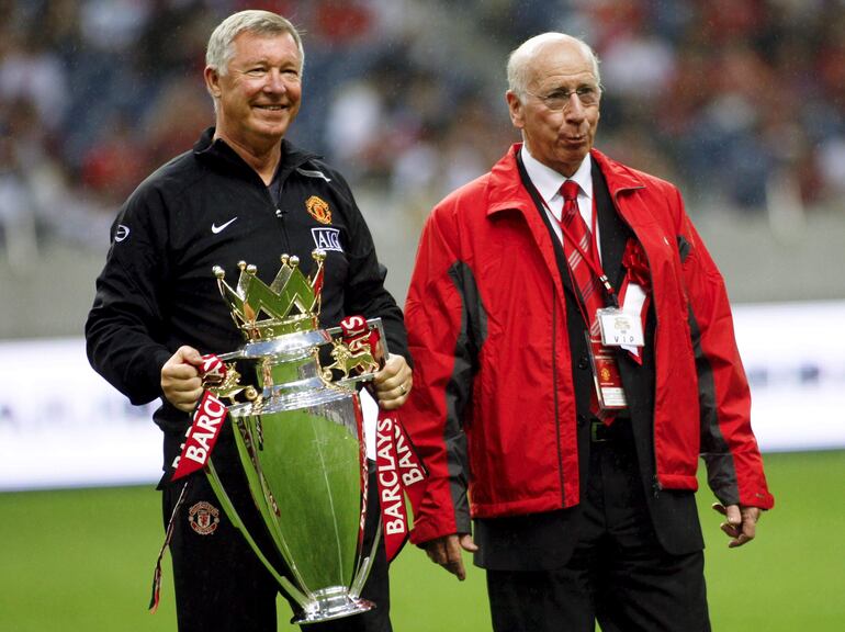 Alex Ferguson (i) y Bobby Charlton (d) en el estadio Saitama Stadium, en Saitama, Japón.