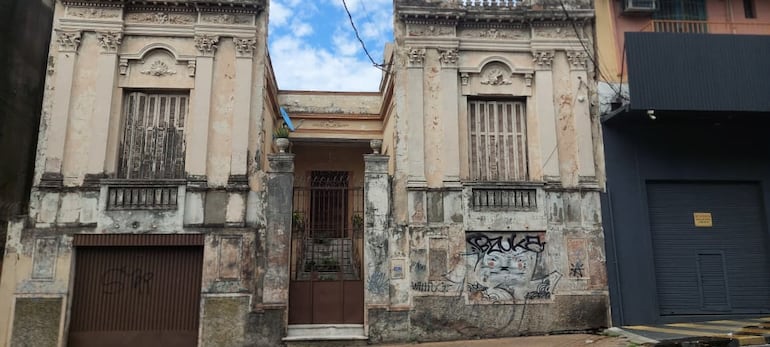 Casona antigua sobre Cerro Corá casi Caballero, también patrimonial.