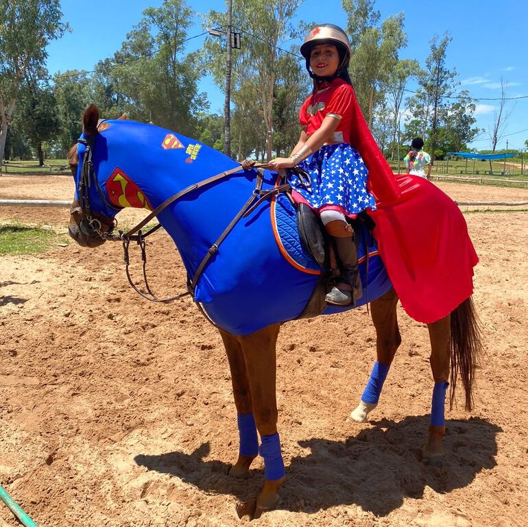 Nuvia Figueredo ganó el primer lugar en disfraz.