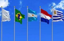 Banderas de Brasil, Argentina, Paraguay, Uruguay y Mercosur se exhiben en un evento internacional.