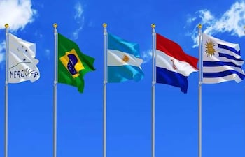 Banderas de Brasil, Argentina, Paraguay, Uruguay y Mercosur se exhiben en un evento internacional.