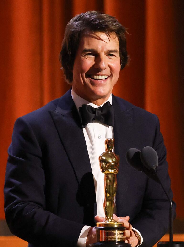 El actor y productor estadounidense Tom Cruise posa feliz con su Premio Óscar Honorífico en el escenario durante la 16ª edición de los Premios Governors en el salón de baile Ray Dolby del Ovation Hollywood en Los Ángeles. (Michael Tran / AFP)