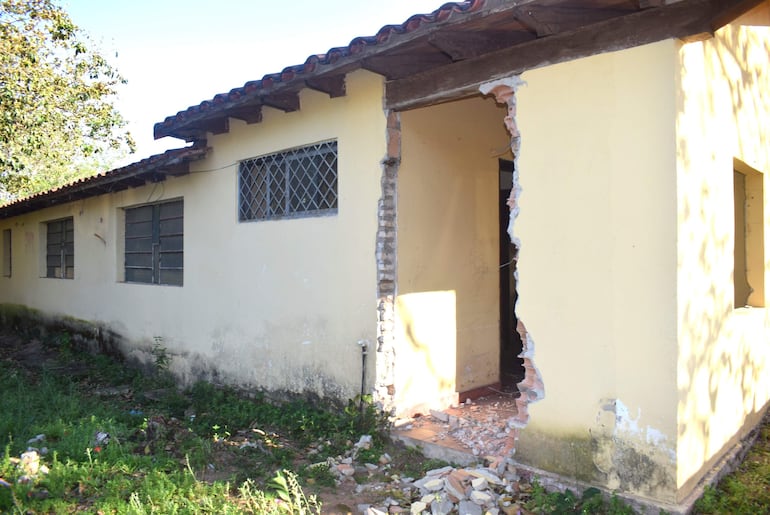 Centro de Salud de Escobar cerrado por riesgo de derrumbe desde hace dos años.