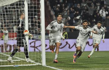 Los jugadores del Albacete celebran su primer gol, obra del defensa Javi Villar (3d) durante el partido de octavos de final de la Copa del Rey que Albacete Balompié y Real Madrid disputan este miércoles en el estadio Carlos Belmonte.