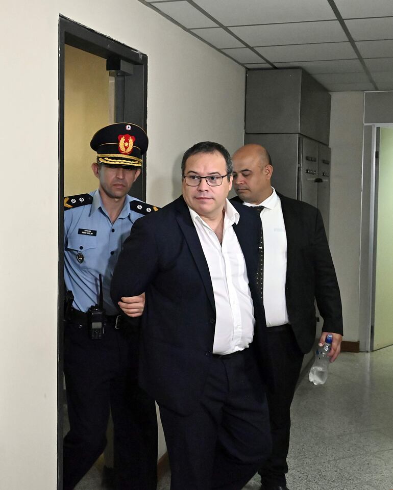 El periodista abandona la oficina del magistrado Julián López tras la imposición de medidas.