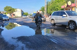 Los conductores que utilizan la Avenida Avelino Martínez ya no tienen otra opción que cruzar por el charco a diario.