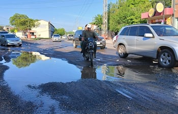 Los conductores que utilizan la Avenida Avelino Martínez ya no tienen otra opción que cruzar por el charco a diario.