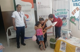 Una pequeña en brazos de su madre, recibe la vacuna en la USF de Fuerte Olimpo.