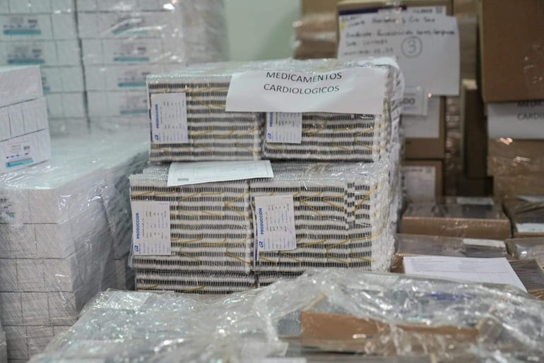 Almacén con pilas de cajas de medicamentos cardiológicos apiladas y etiquetadas, sin personas visibles en el entorno.