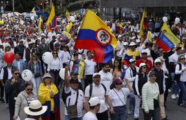 Personas se manifiestan durante la "Marcha del silencio" este domingo, en Bogotá Colombia.