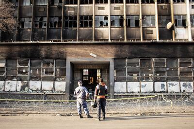 Así quedó el edificio de cinco pisos llamado "Refugio de Sintechos Usindiso", en Johannesburgo, Sudáfrica, luego del incendio. El número de víctimas llega a 76.