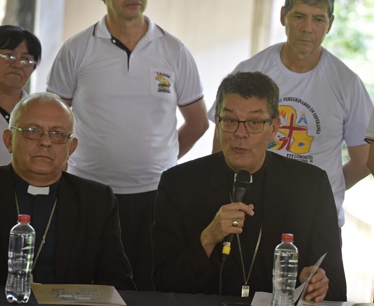 El obispo de Carapeguá, Celestino Ocampo y monseñor Pierre Jubinville, presidente de la Conferencia Episcopal Paraguaya (CEP), durante la conferencia de prensa esta mañana.