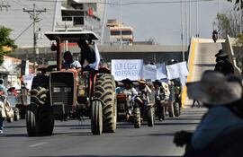Productores de leche se manifiestan contra los bloqueos de carreteras que exigen la renuncia del presidente Rodrigo Paz, este miércoles, en Cochabamba (Bolivia)