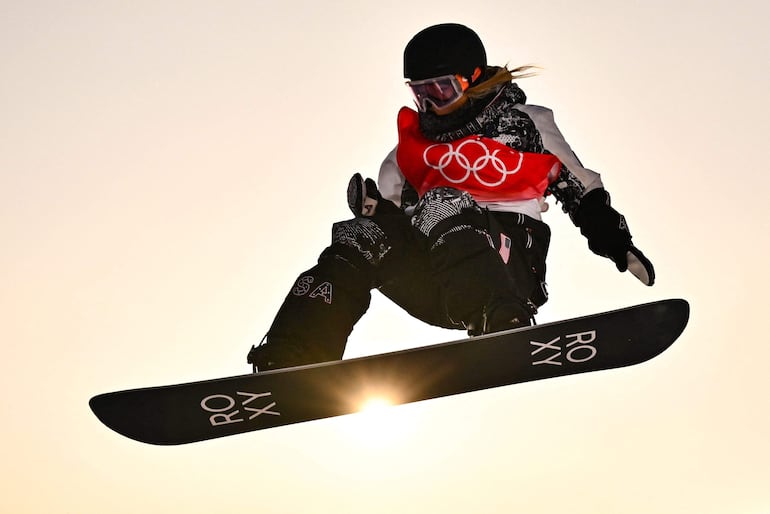 La estadounidense Chloe Kim participa en una sesión de práctica antes de la final femenina de halfpipe de snowboard durante los Juegos Olímpicos de Invierno de Pekín 2022.
