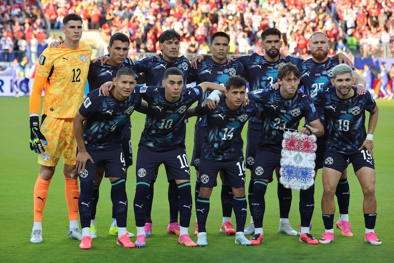 Jugadores de Paraguay posan este viernes, en un partido del grupo D del Mundial de la FIFA 2026 entre Turquía y Paraguay, en el estadio Levi´s en Santa Clara (Estados Unidos). 