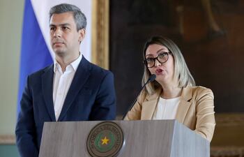 La ministra de Trabajo, Mónica Recalde (d), durante una rueda de prensa junto al ministro asesor en Asuntos Económicos y Sociales de la Presidencia, Juan José Galeano.