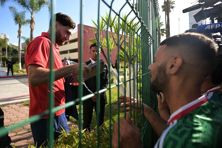 Mehdi Taremi, una de las figuras de la selección iraní, firma autógrafos a los seguidores en el puesto comando que cuenta con estrictas normas de seguridad.