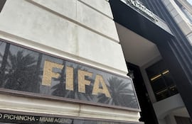 La Federación Internacional de Fútbol Asociación (Fifa) revocó las credenciales al periodista relator del grupo ABC Jorge “Chipi” Vera en sanción a sus expresiones vertidas tras la expulsión del jugador de la Selección Paraguaya de Fútbol Miguel Almirón por taparse la boca durante el partido contra la Selección de Turquía.