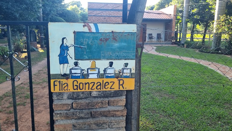 El cuadro de la mujer enseñando a unos niños identifica a esta familia de Tañarandy, que se dedica a la docencia.