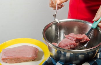 Poner bicarbonato a la carne.