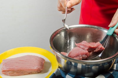 Poner bicarbonato a la carne.