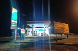Estación de servicio Petrobras iluminada en la noche, sin personas visibles en el entorno rural.