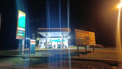Estación de servicio Petrobras iluminada en la noche, sin personas visibles en el entorno rural.
