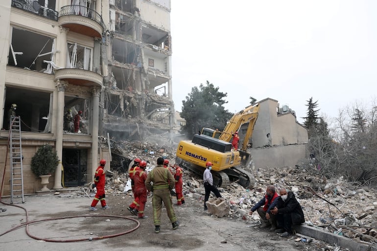 Edificio en ruinas en Teherán, tras el impacto de bombardeos israelo-estadounidenses.