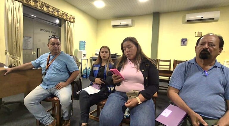 El ingeniero Hugo Cardozo, la asistente Gisella Schuman, la asistente Ángela Mancuello y el ingeniero Helard Tejada asistieron a la Junta Municipal en representación del consorcio.