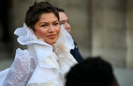¡Radiante! Zendaya llegando al desfile de la colección femenina Primavera/Verano 2027 de Louis Vuitton en París. (LOU BENOIST / AFP)