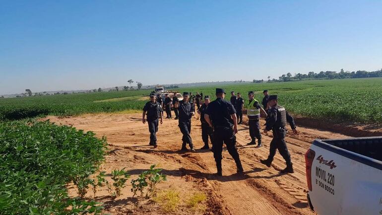 Varios agentes policiales incursionaron en la zona del ataque de nativos y campesinos. 