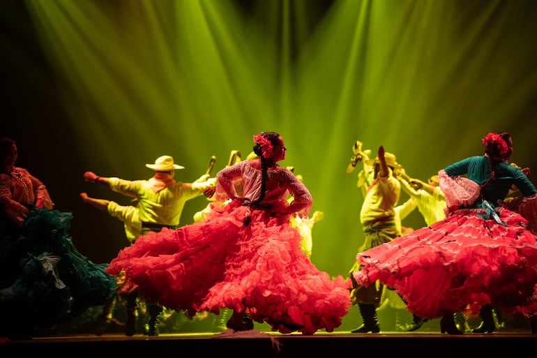 El Ballet Mimbipa despliega toda su experiencia en una puesta monumental donde el movimiento, la música y el vestuario recrean escenas de la cultura nacional.