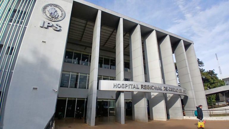 Fachada del Hospital Regional de Ciudad del Este, moderna y limpia, con logotipo del IPS en la entrada.