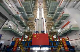 La combinación de la nave espacial tripulada Shenzhou-21 y un cohete portador Larga Marcha-2F antes de ser trasladada a la zona de lanzamiento en Jiuquan, China, el 24 de octubre de 2025.