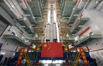 La combinación de la nave espacial tripulada Shenzhou-21 y un cohete portador Larga Marcha-2F antes de ser trasladada a la zona de lanzamiento en Jiuquan, China, el 24 de octubre de 2025.