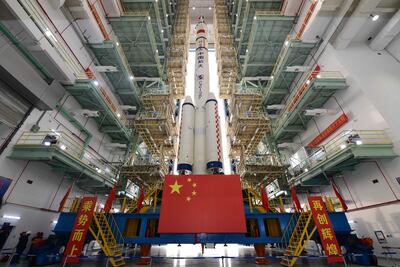 La combinación de la nave espacial tripulada Shenzhou-21 y un cohete portador Larga Marcha-2F antes de ser trasladada a la zona de lanzamiento en Jiuquan, China, el 24 de octubre de 2025.