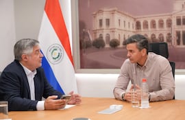 Ministro del MEC Luis Ramírez, en reunión con el Presidente de la República, Santiago Peña.