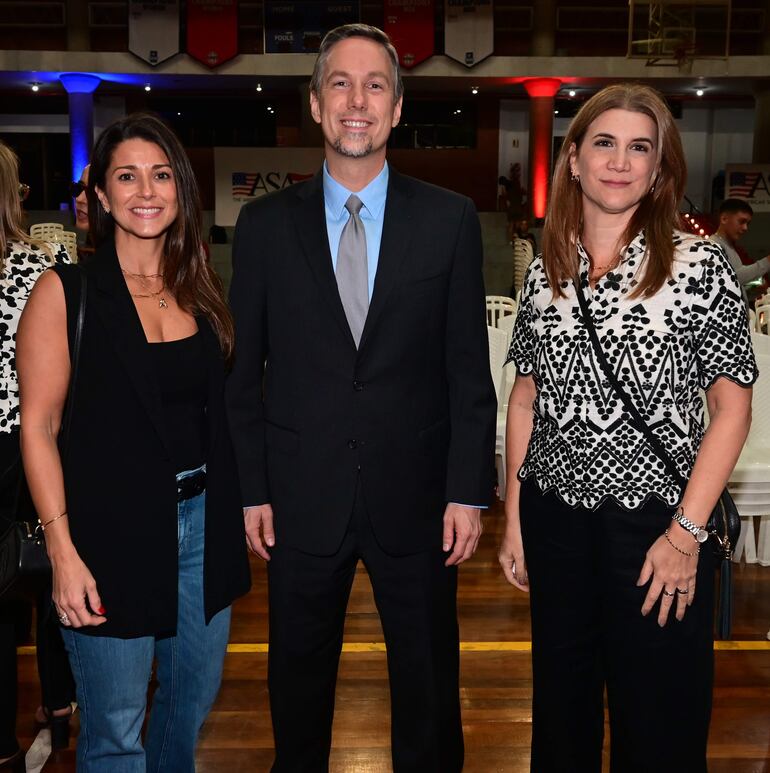 Meli Perrella, Ben Ploeger y Belén Heisecke. 