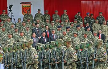 El presidente Santiago Peña realizó ayer la primera barrida de la cúpula militar y designó como nuevo comandante de Fuerzas Militares al Gral. de Ej. César Moreno en sustitución del Gral. de Ej. Óscar Cardozo. También nombró interinos en Ejército, Fuerza Aérea, Armada y Comando Logístico.