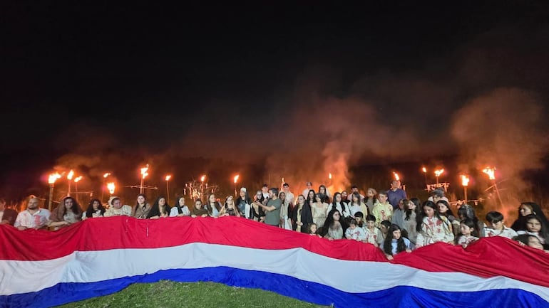 Jóvenes se convierten en protagonistas de un emotivo homenaje a los mártires de Acosta Ñu, preservando con su arte y compromiso la memoria de aquellos pequeños héroes de nuestra historia.
