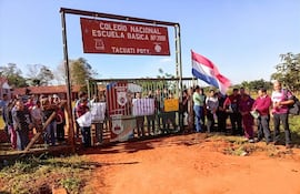 La Escuela N° 3998 de la comunidad rural Tacuatí Poty y el Colegio Nacional Tacuatí Poty, instituciones que funcionan en un mismo predio, iniciaron desde el lunes la toma de la institución