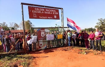 La Escuela N° 3998 de la comunidad rural Tacuatí Poty y el Colegio Nacional Tacuatí Poty, instituciones que funcionan en un mismo predio, iniciaron desde el lunes la toma de la institución
