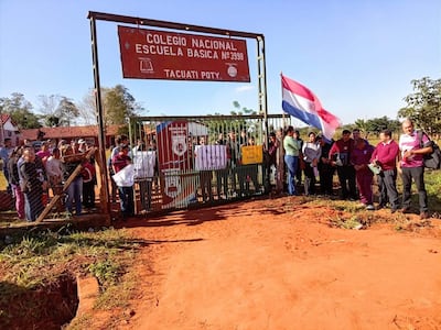 La Escuela N° 3998 de la comunidad rural Tacuatí Poty y el Colegio Nacional Tacuatí Poty, instituciones que funcionan en un mismo predio, iniciaron desde el lunes la toma de la institución