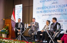 Richard Gantus Encinas, representante de Brasil, comentó referente a la legislación de Brasil referente a la protección de propiedad intelectual junto con sus colegas de la región. Se trata del Seminario subregional sobre la observancia de los derechos de
propiedad intelectual (PI) para investigadores policiales y fiscales.